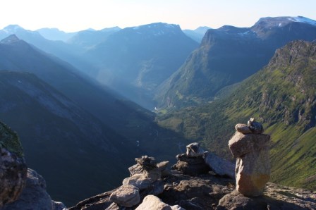 Geiranger y los turistas están ahí al fondo